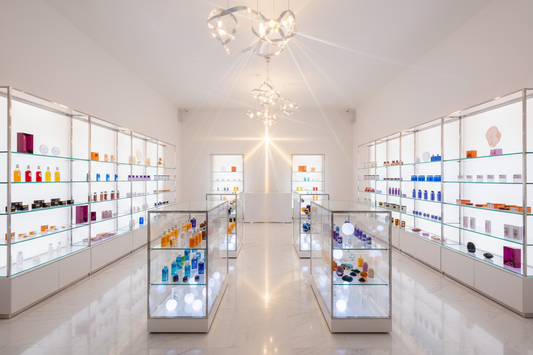 tienda limpia con una luz brillante y vibrante alrededor, simbolizando la renovación de energías positivas.